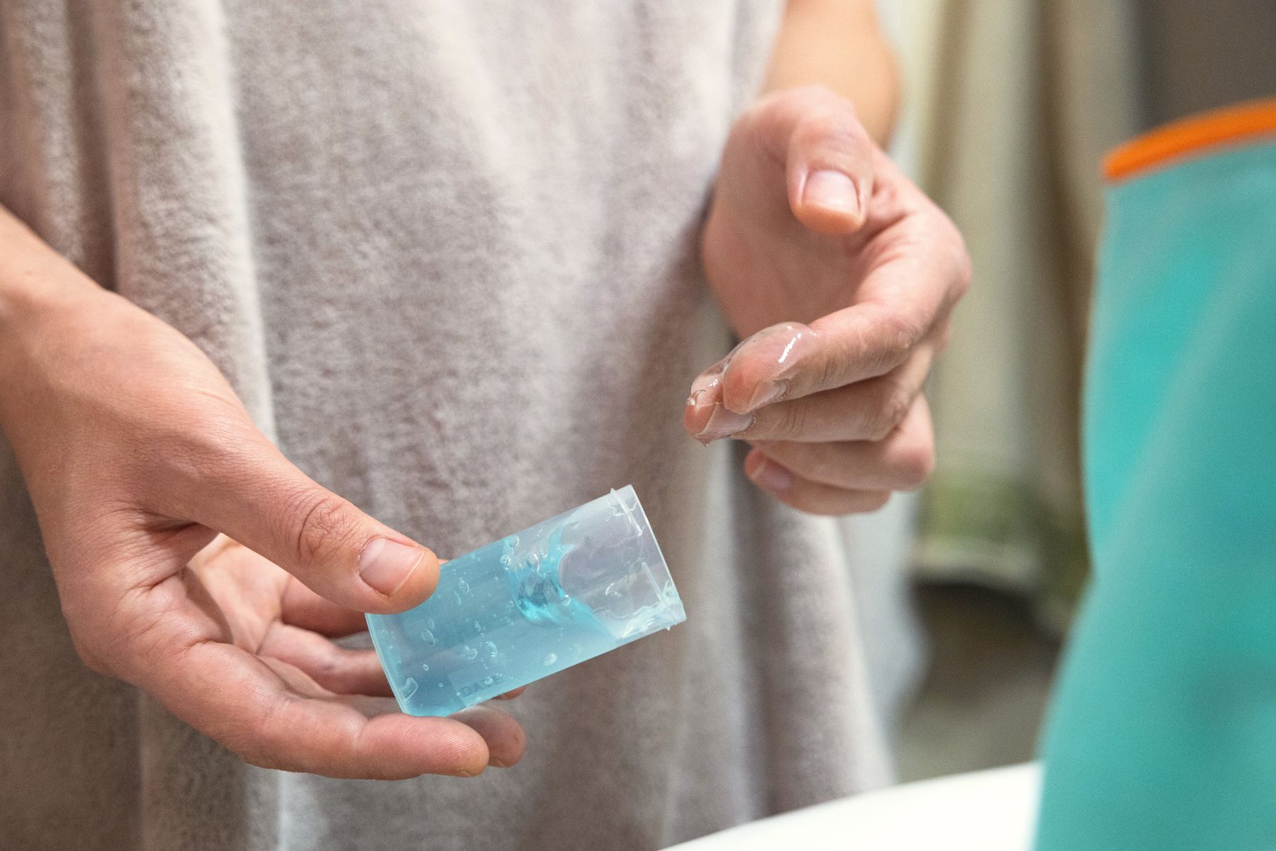 MTPR_2_Female_hands_take_estrogen_gel_from_the_package_by_SVPhilon_from_Getty_Images_Canva.jpg